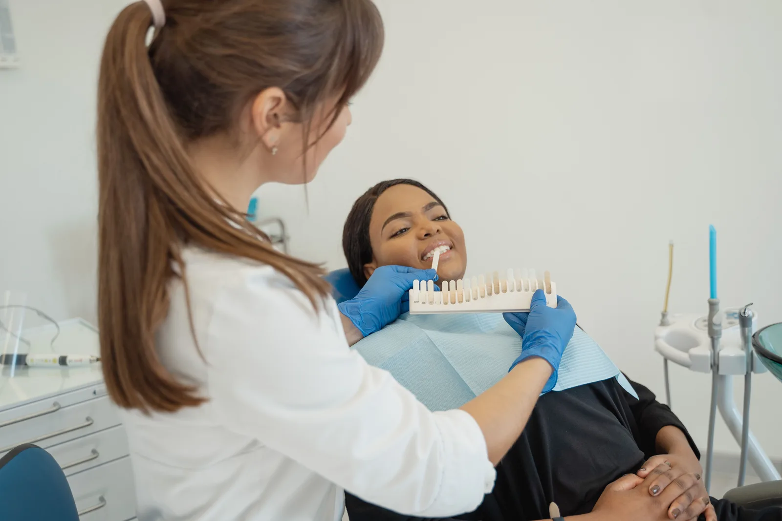 Seleção da cor do dente com escala, durante o atendimento