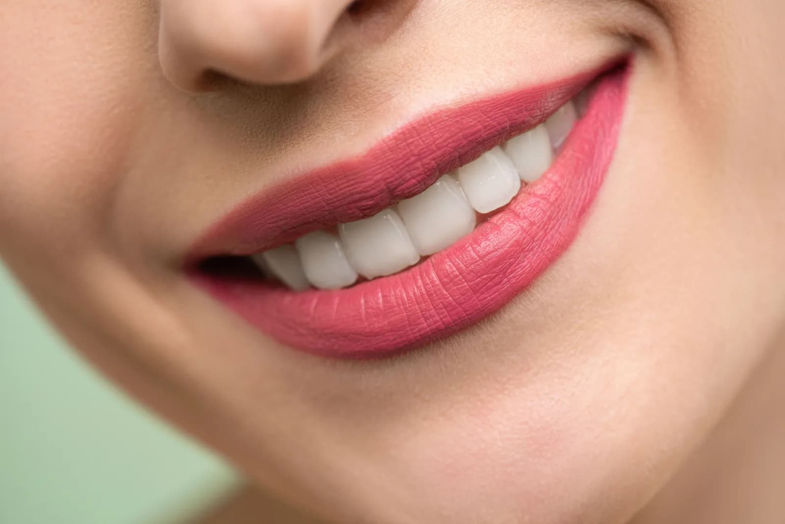 Close do sorriso de uma mulher