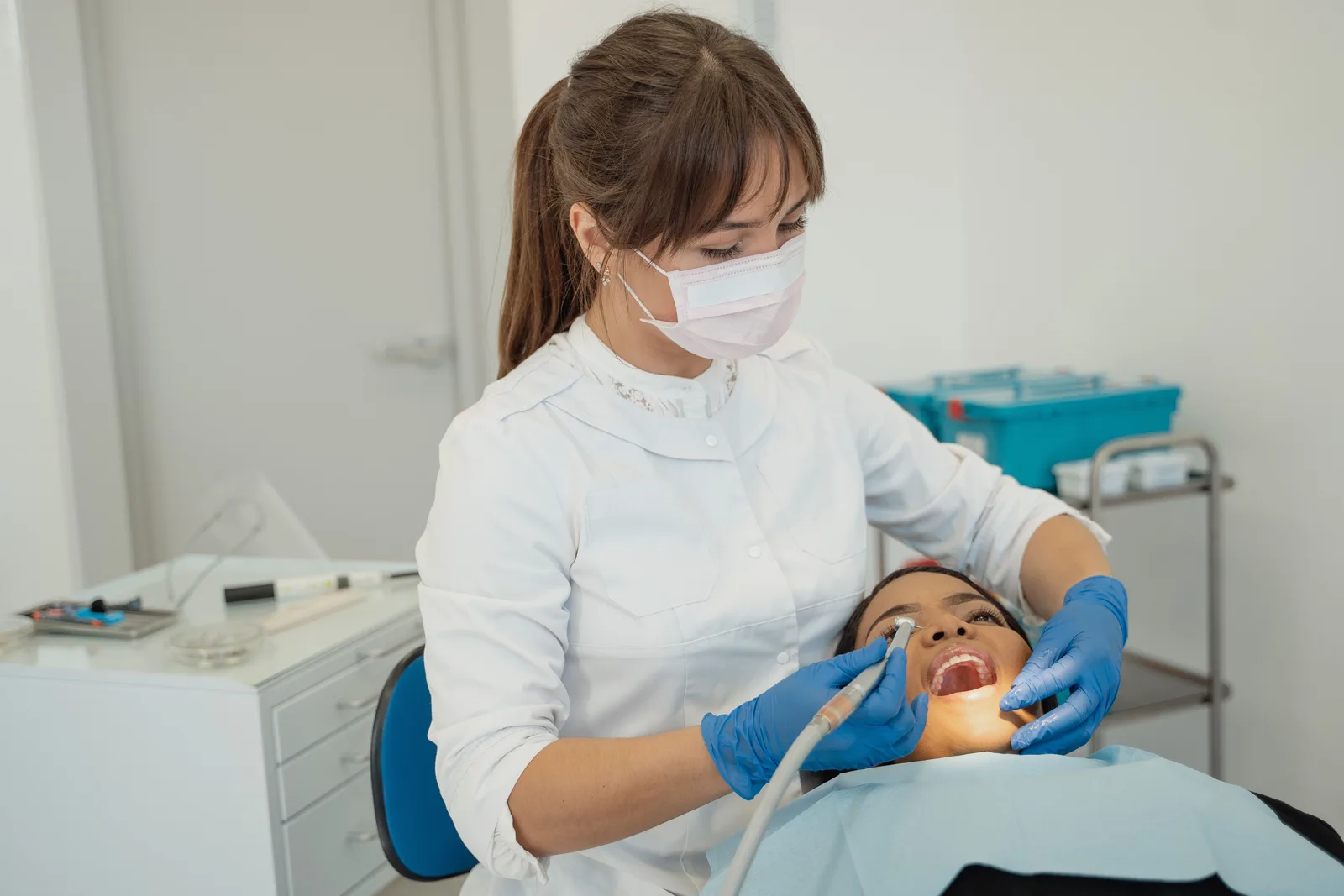 Dentista realizando um atendimento de rotina