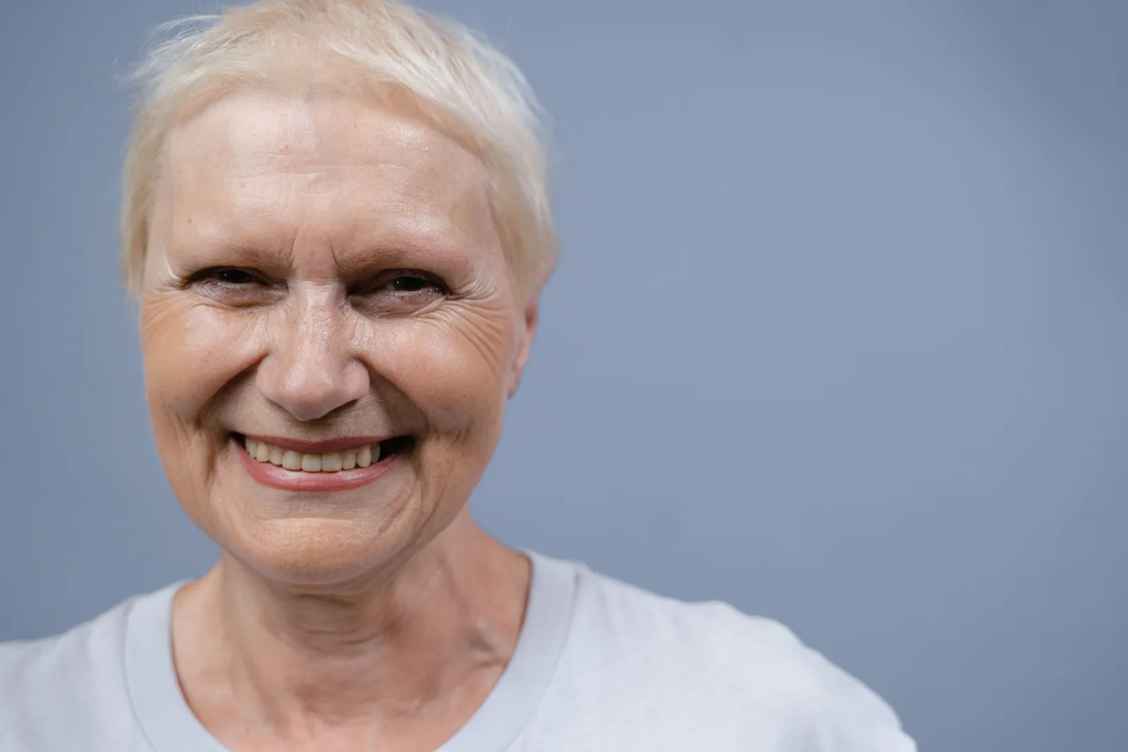 Retrato de uma senhora sorrindo