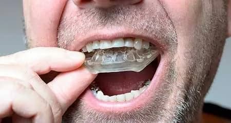 Placa na Clínica Odontológica Menegotto