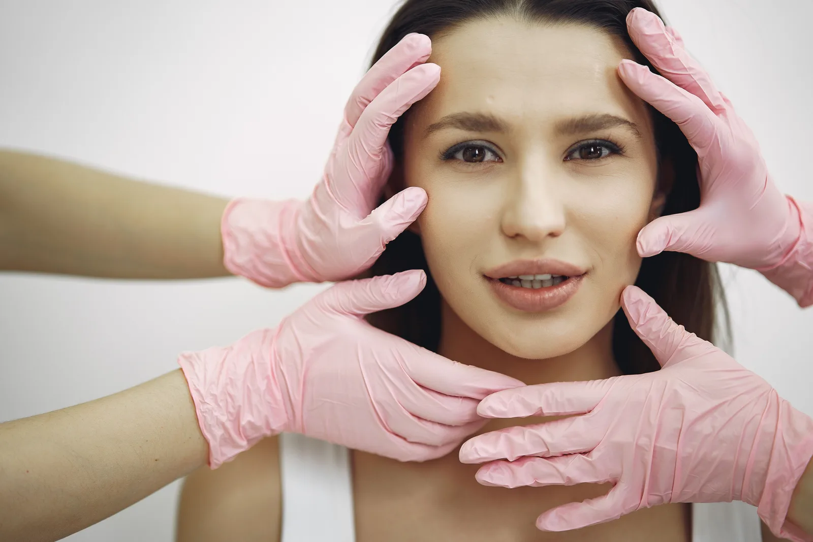 Mulher durante um procedimento estético facial